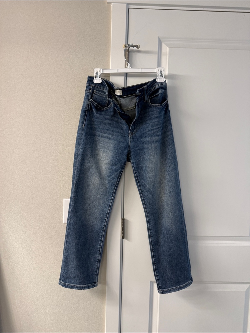 Women's Straight Leg Jeans in Medium Blue Wash